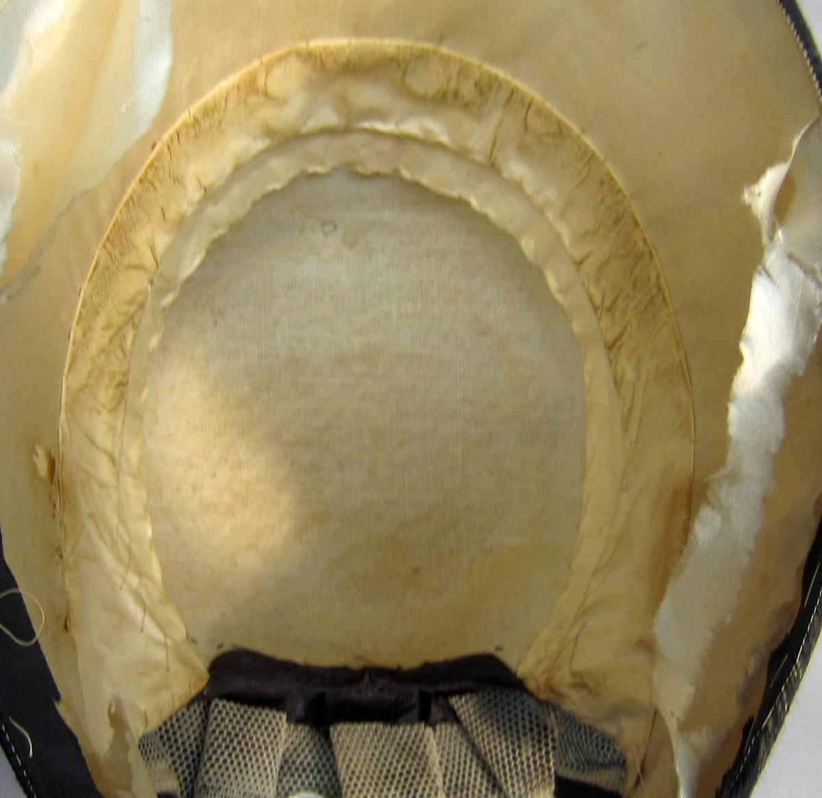 2012.0024.189 Bonnet, Interior