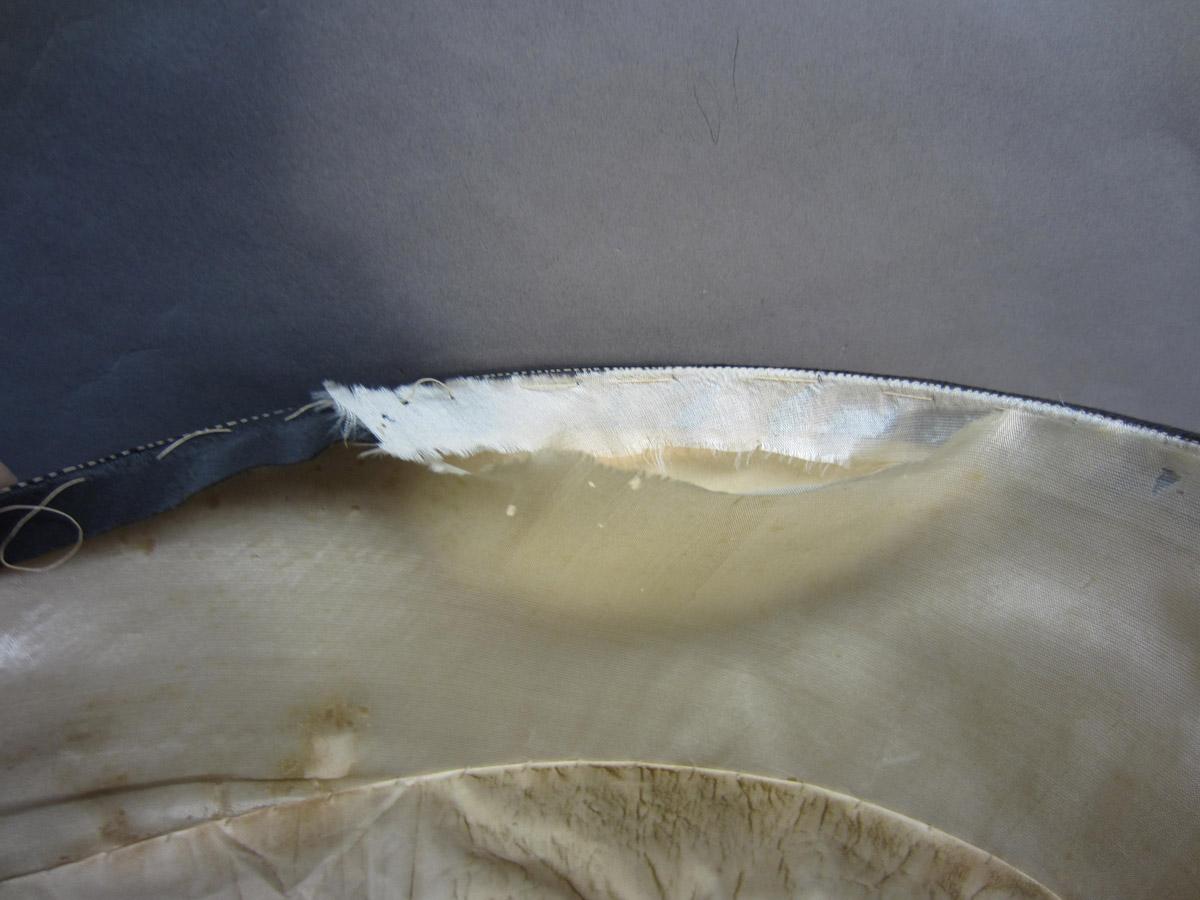 2012.0024.189 Bonnet, Seam separation