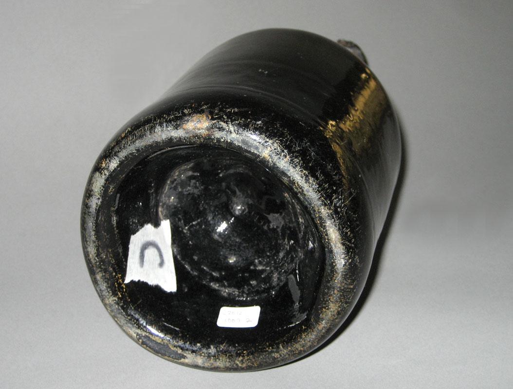 2012.0010.002 Bottle underside