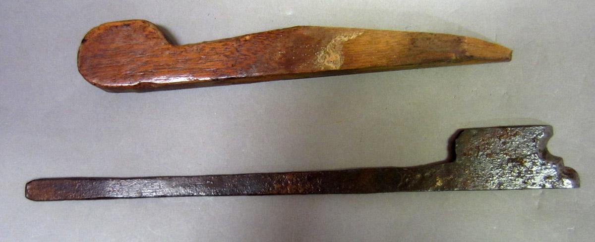 1959.0074.003 Molding plane, wedge iron view 2