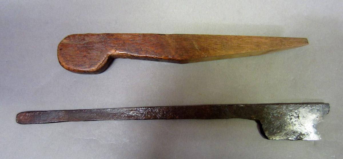 1959.0074.003 Molding plane, wedge iron view 1