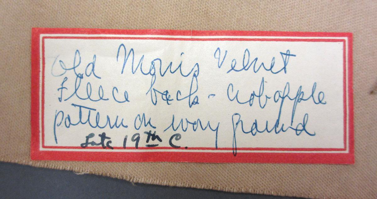1953.0098 Textile, velvet label