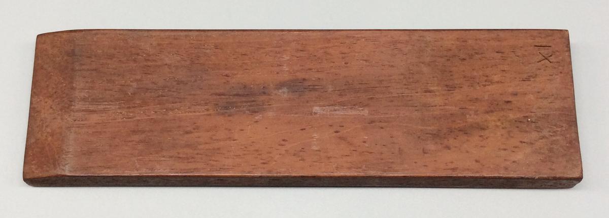 1959.0135 A Shaving box, detail 3