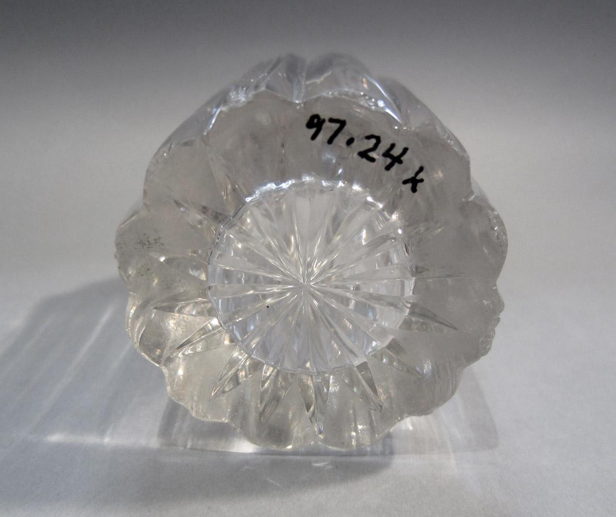 1997.0024 K Cruet bottle, underside
