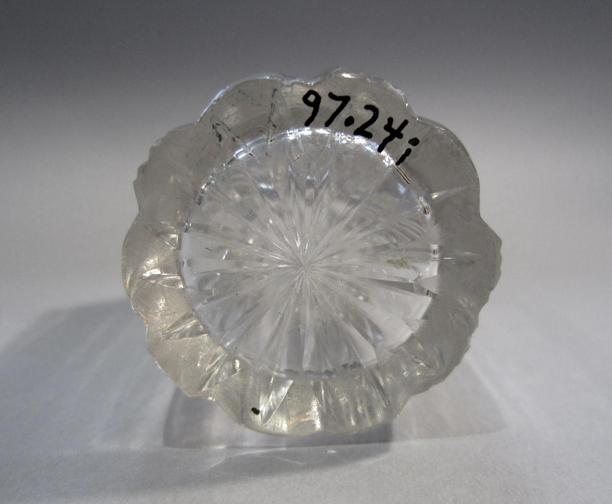 1997.0024 I Cruet bottle, underside