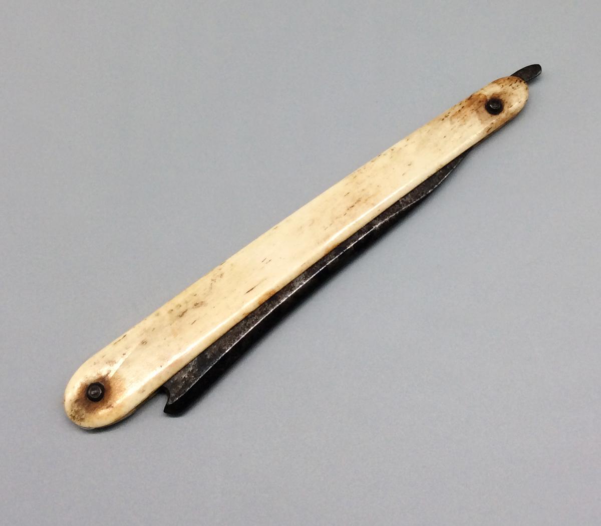 1959.0135 B Razor, view 3