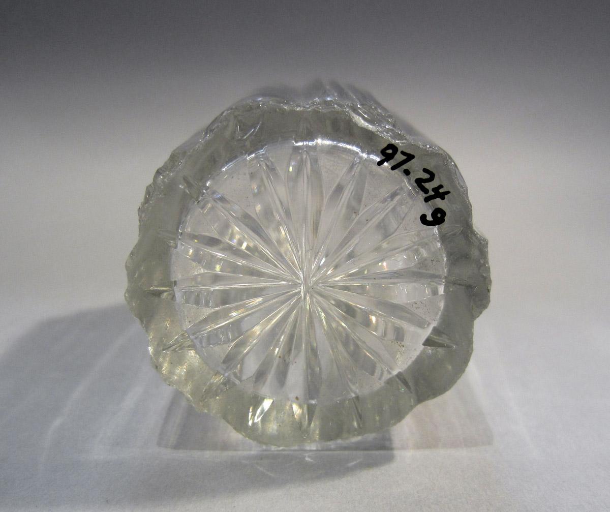 1997.0024 G Cruet bottle, underside