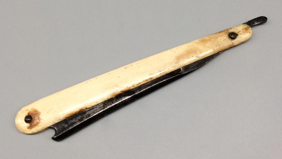 1959.0135 C Razor, view 3