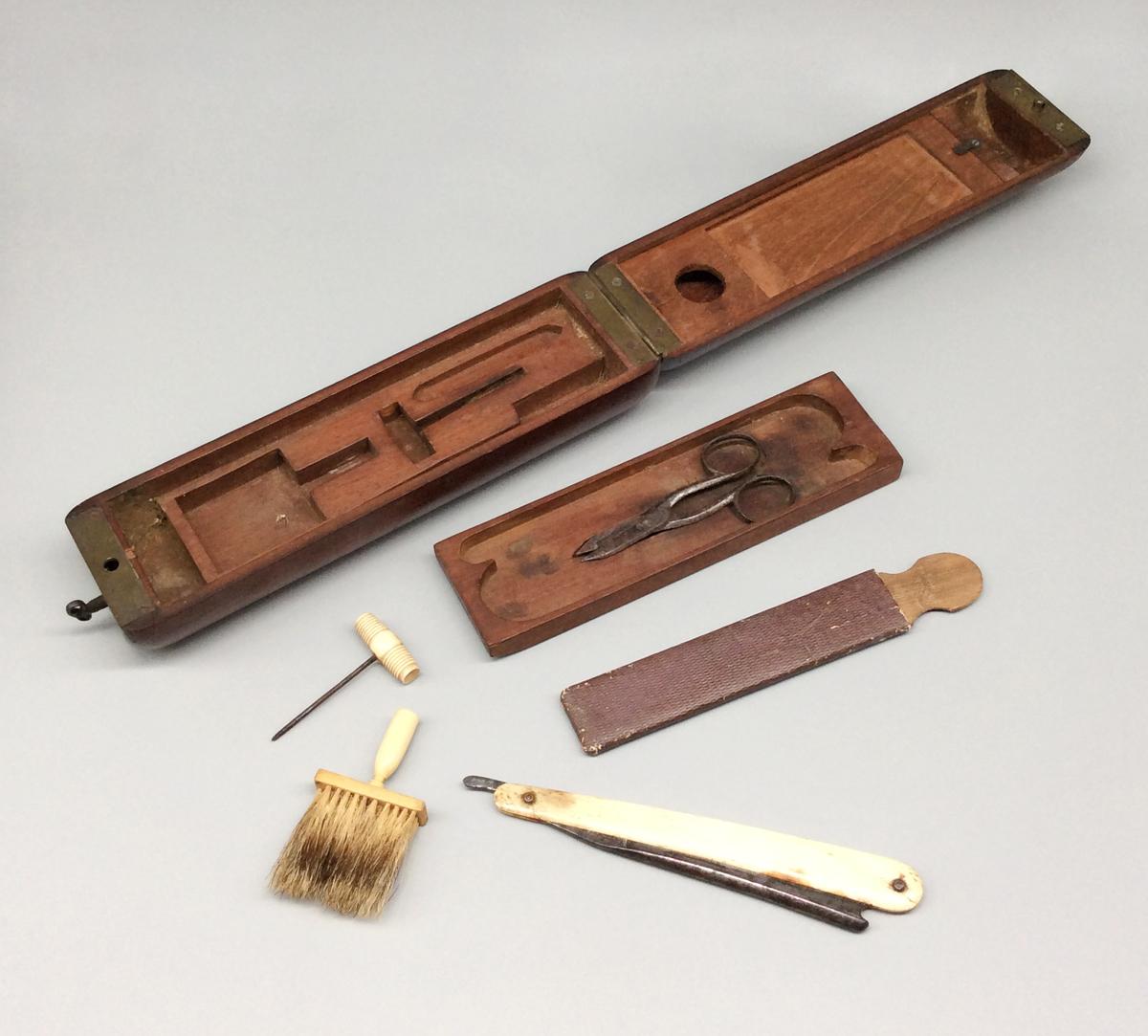 1959.0135 A-G Shaving box, view 1