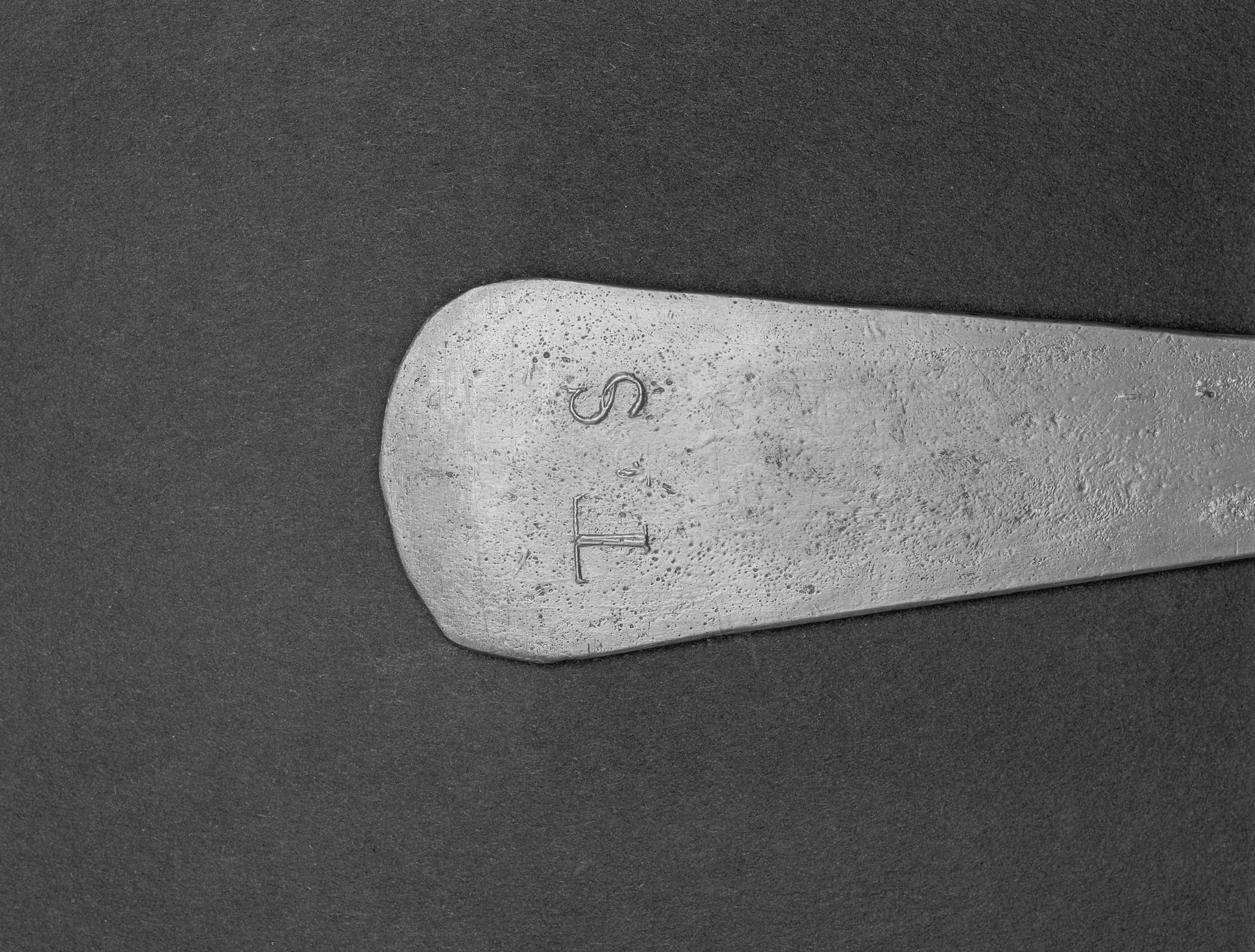1959.0137 Pewter spoon (mark)