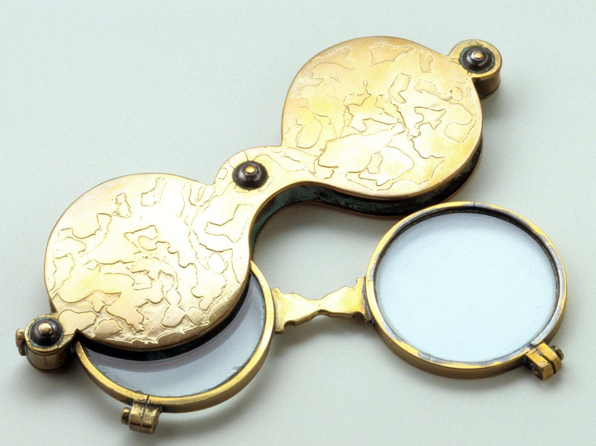 1959.0154 Spectacles, case