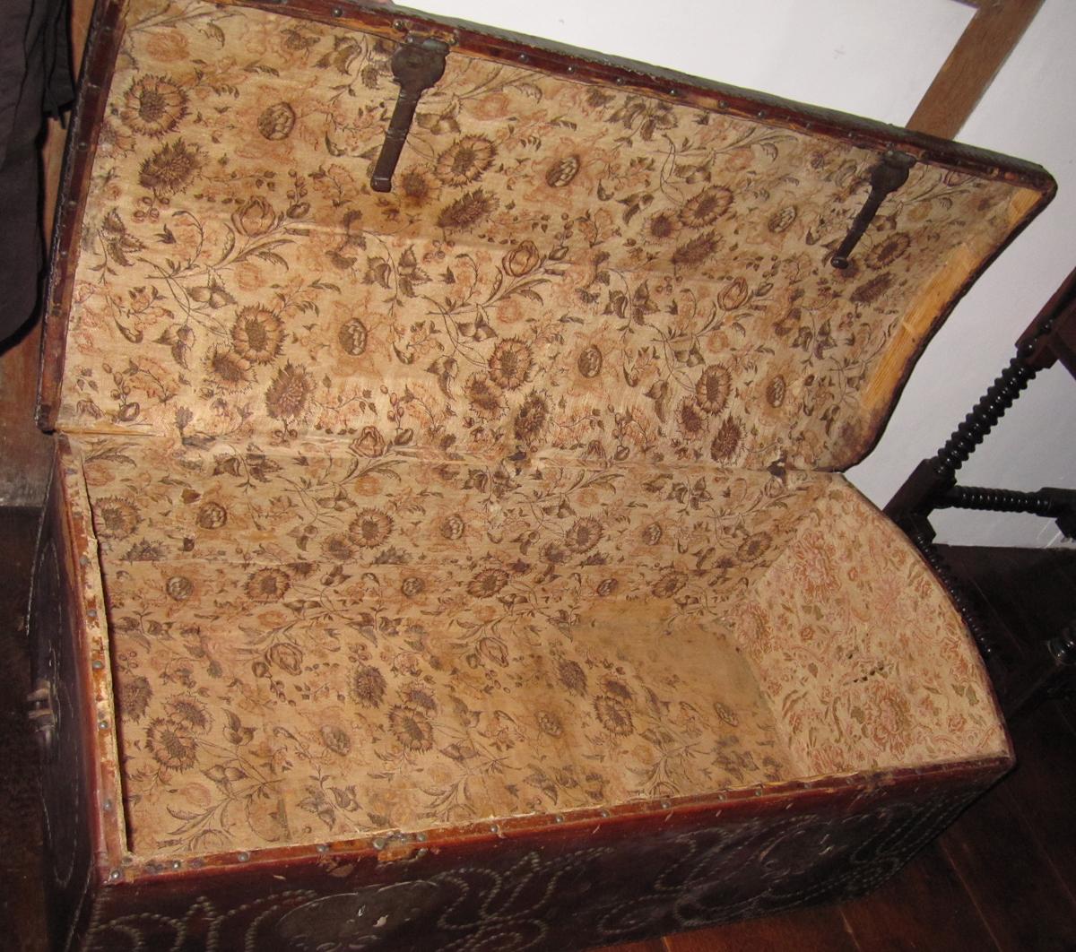 1959.0155 Trunk, interior, overall