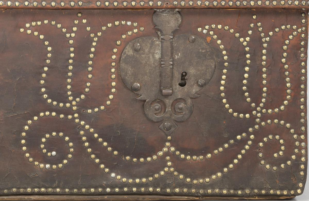 1959.0155 Trunk, front, detail 2