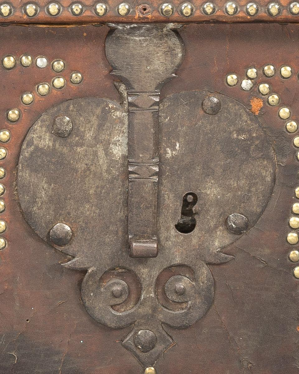 1959.0155 Trunk, front, detail 3
