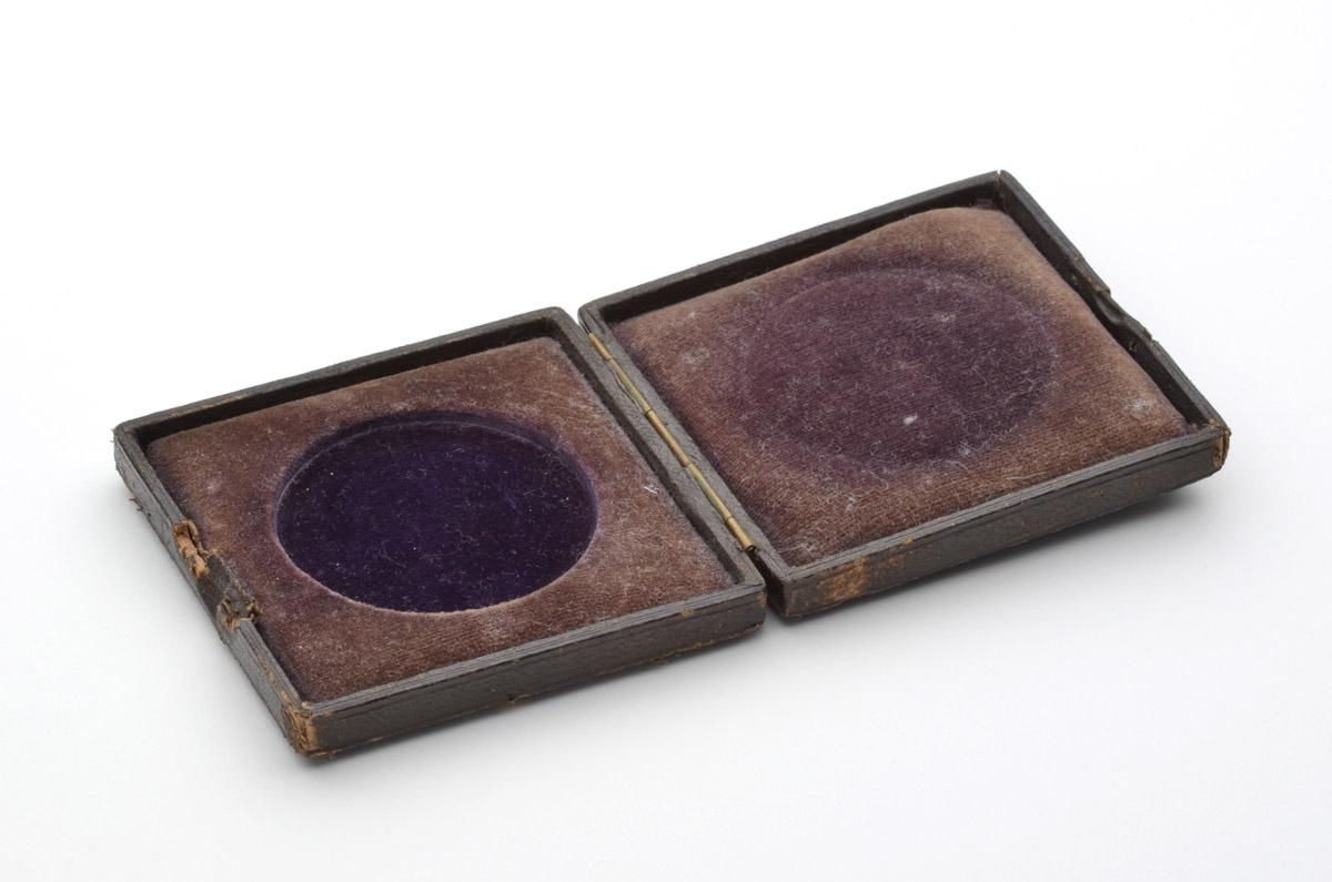 2012.0032.002 A Case for Medal, Case (view 2)