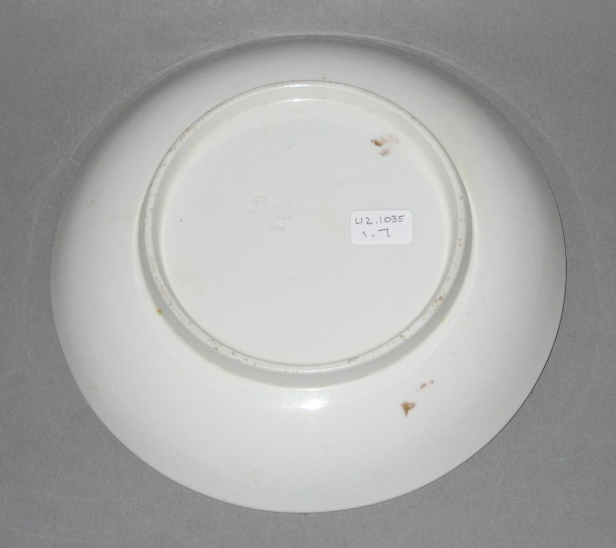 2012.0033.001.007 Saucer bottom