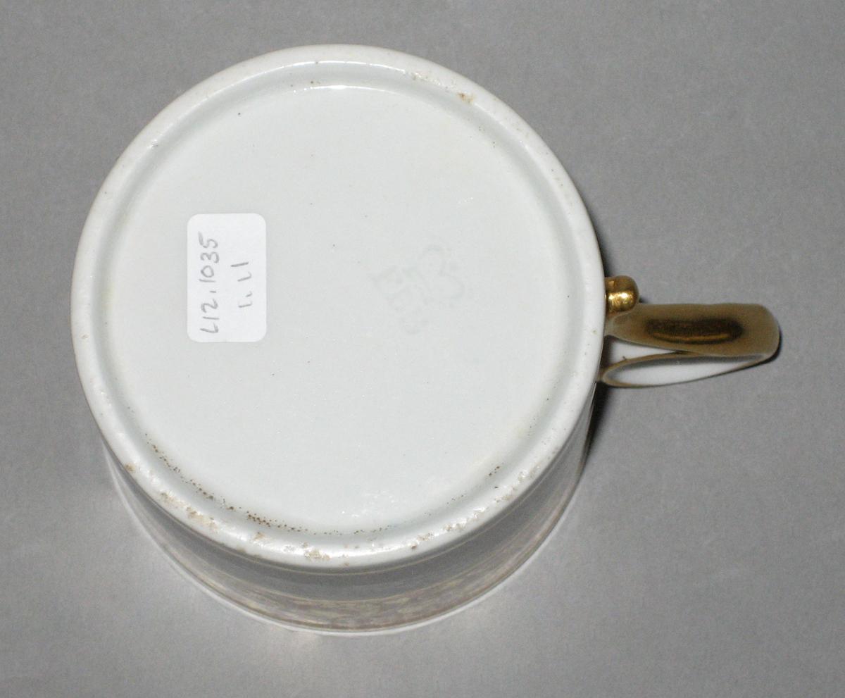 2012.0033.001.011 Coffee or chocolate cup bottom