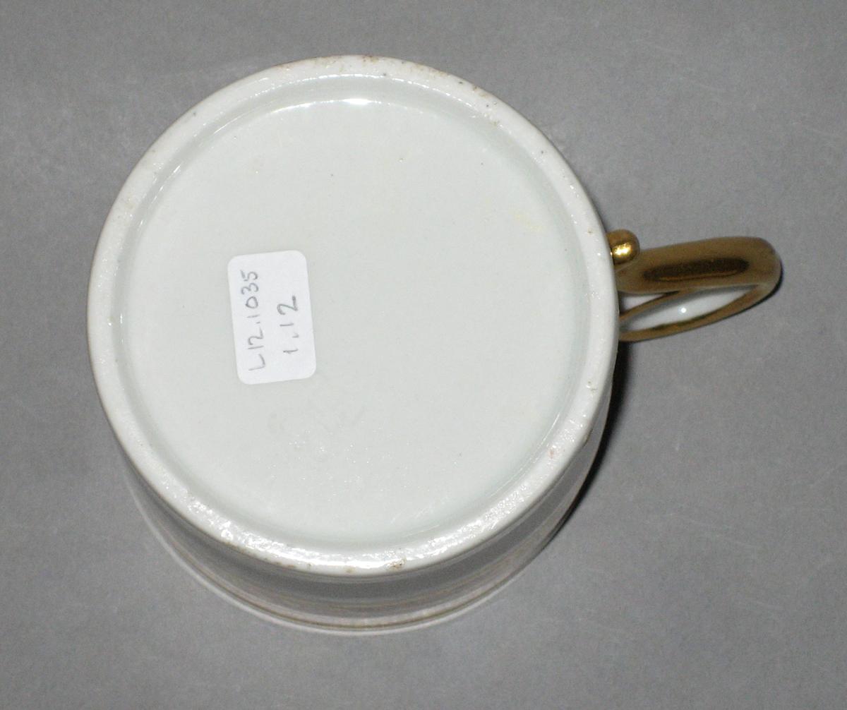 2012.0033.001.012 Coffee or chocolate cup bottom