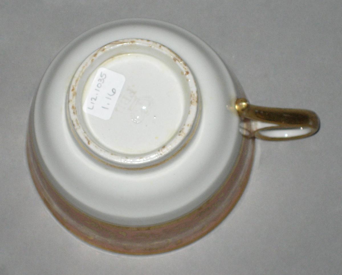 2012.0033.001.016 Teacup bottom