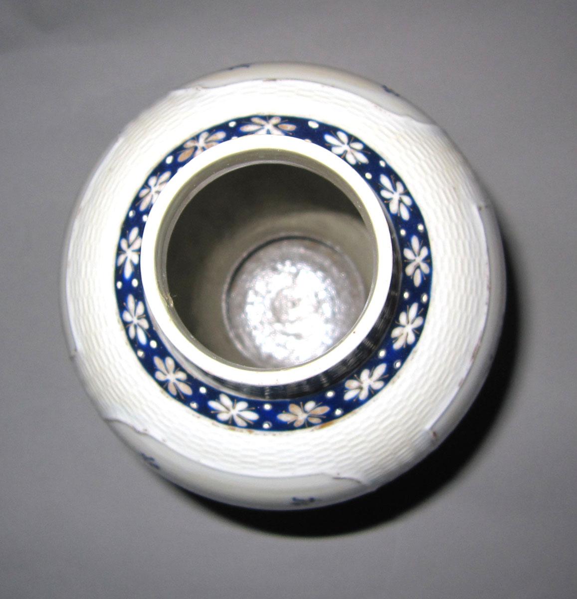 1959.0525.001 A Porcelain garniture top