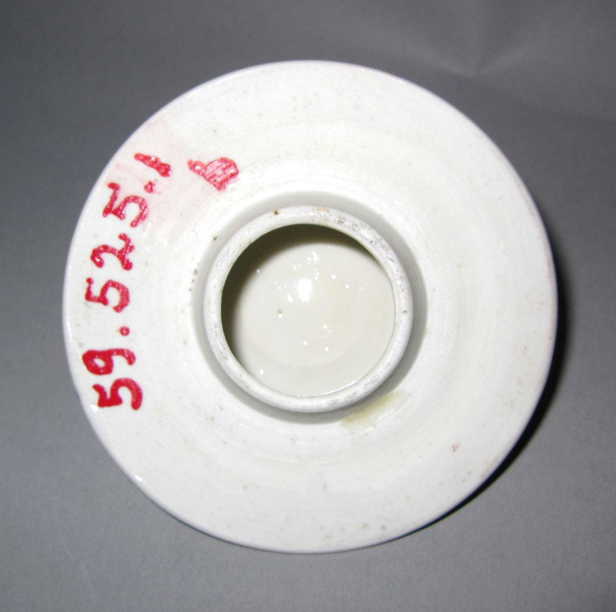 1959.0525.001 B Porcelain garniture underside