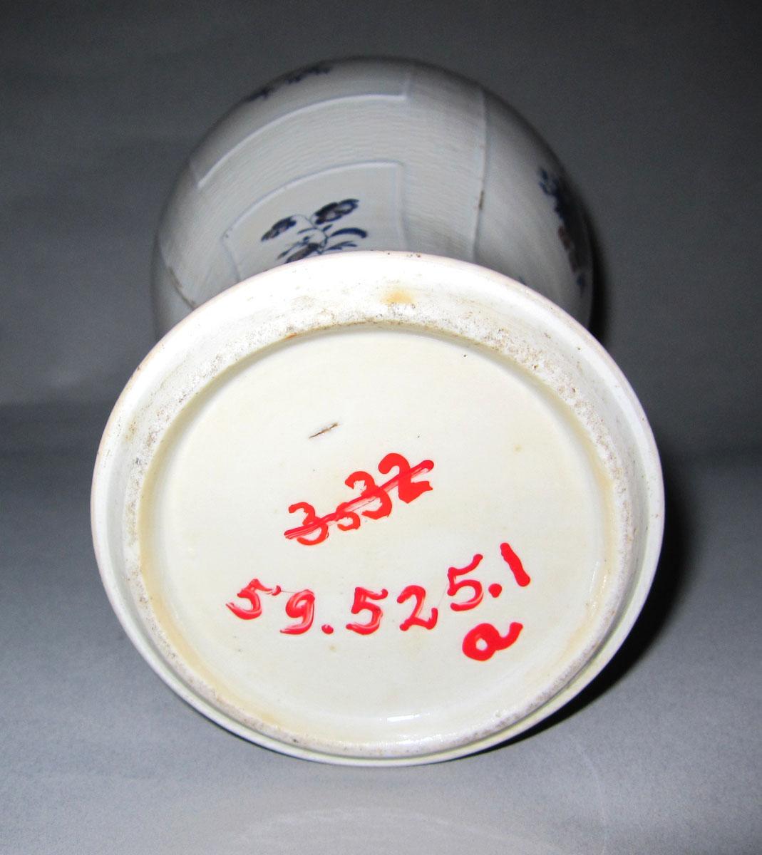 1959.0525.001 A Porcelain garniture underside