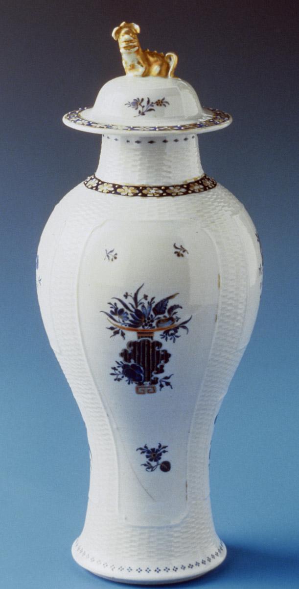 1959.0525.002 A, B Garniture, view 3