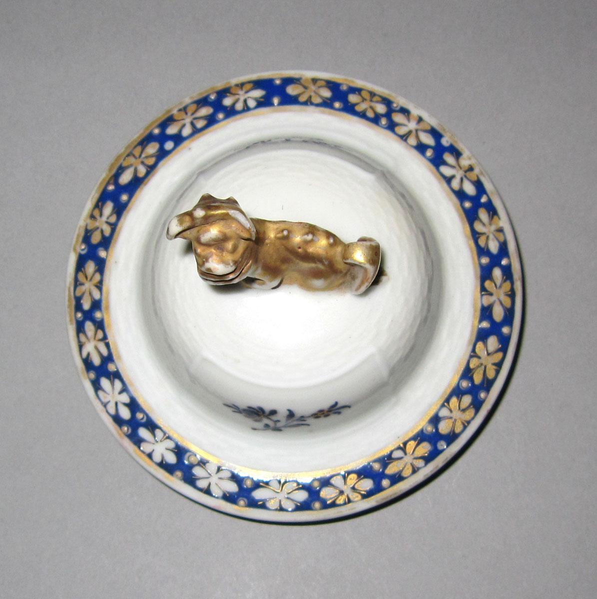 1959.0525.002 B Porcelain garniture top
