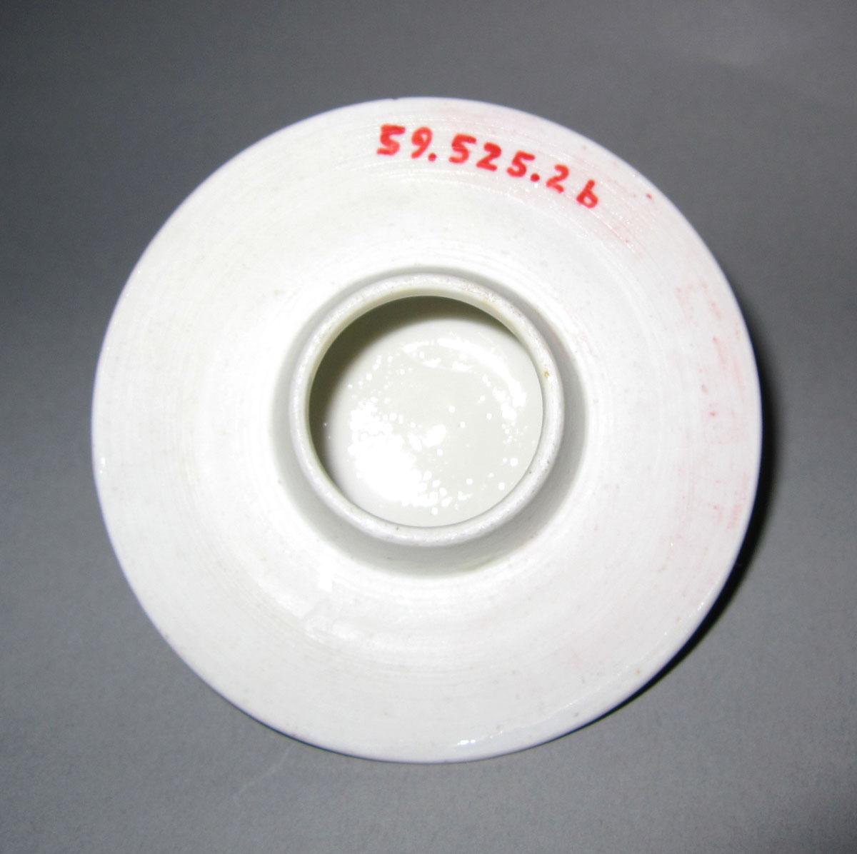 1959.0525.002 B Porcelain garniture underside