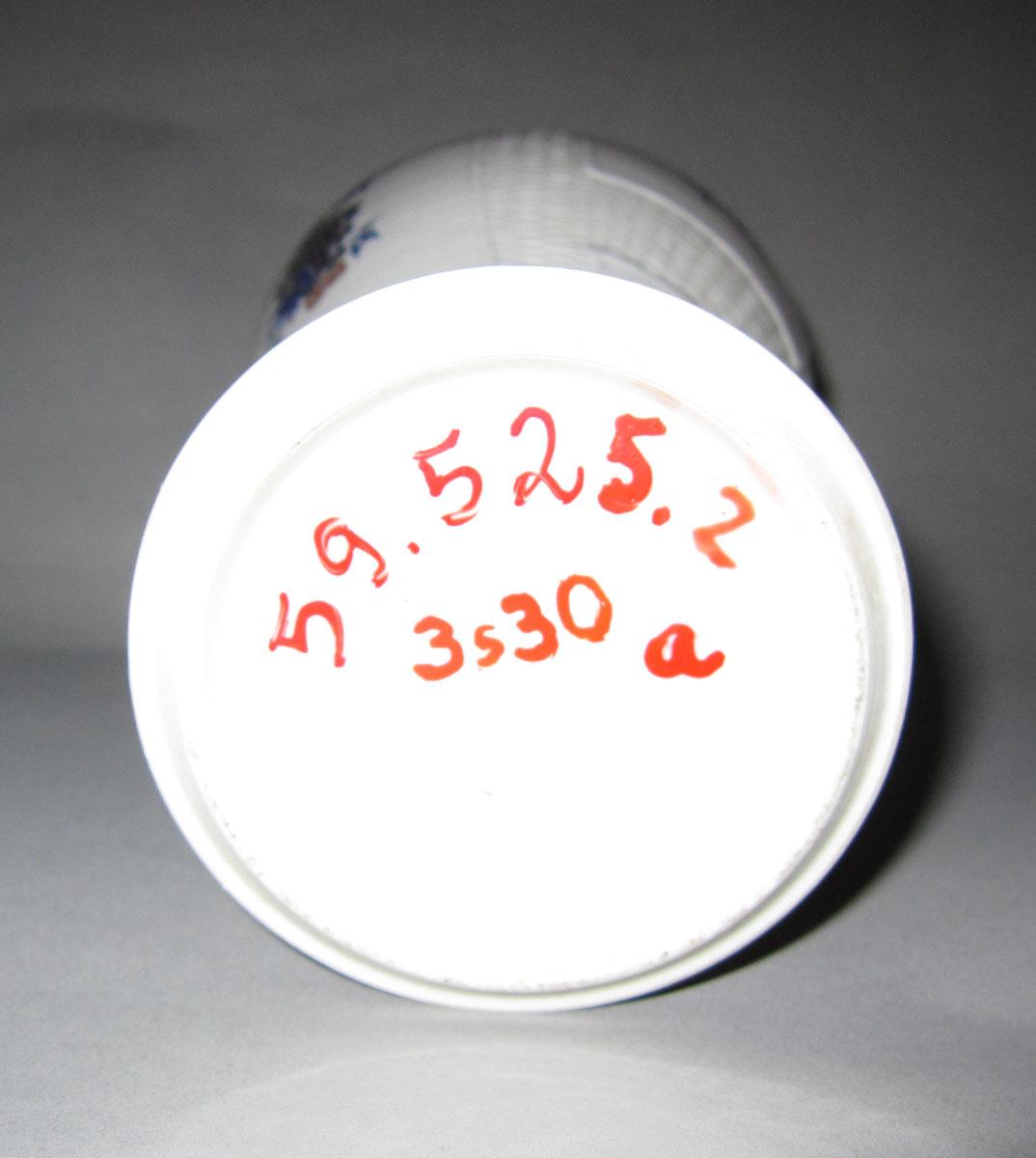 1959.0525.002 A Porcelain garniture underside