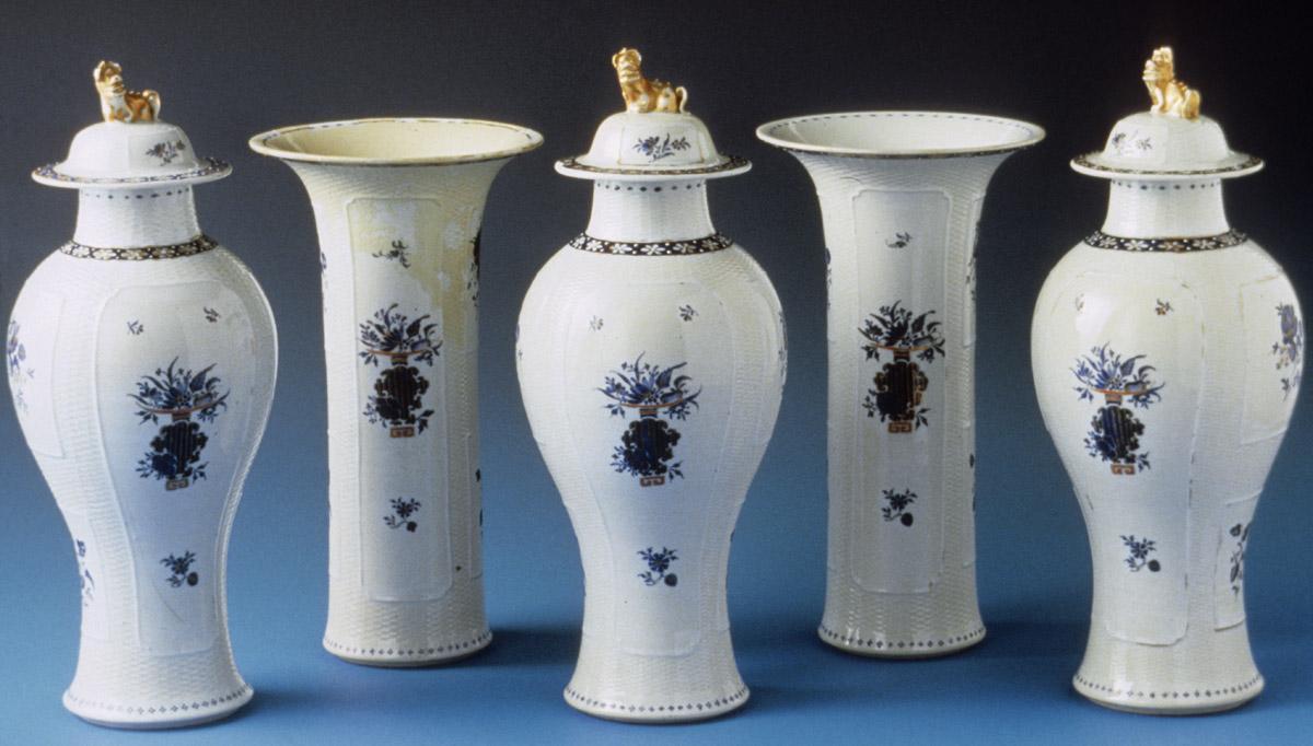 1959.0525.001-.005 Garniture, 5 pieces