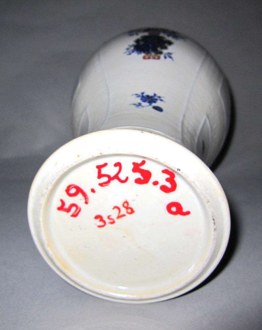 1959.0525.003 A Porcelain garniture underside