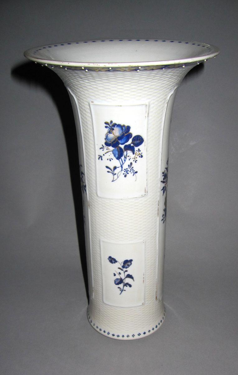 1959.0525.004 Porcelain garniture face two