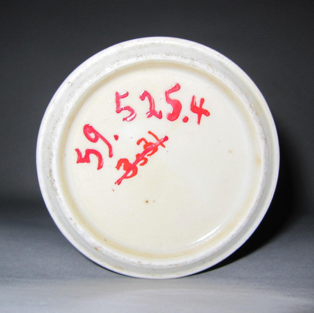 1959.0525.004 Porcelain garniture underside