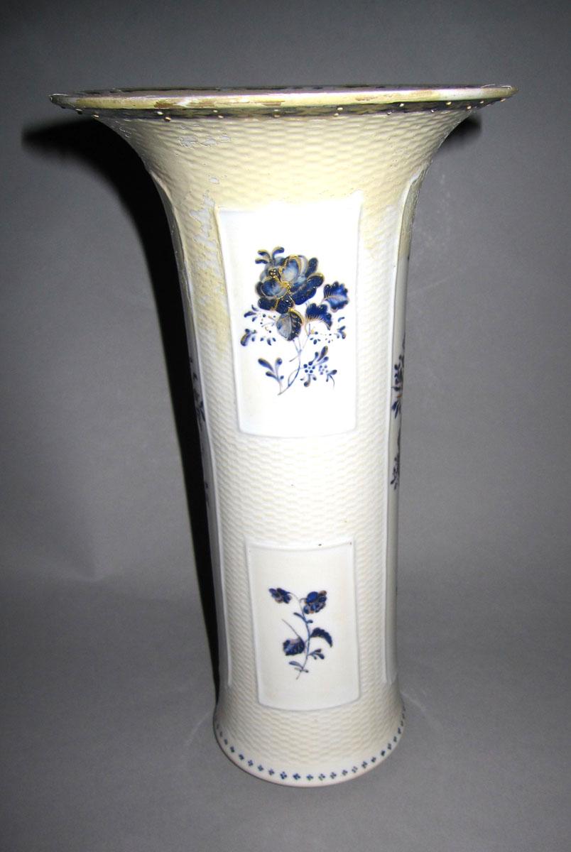 1959.0525.005 Porcelain garniture face two