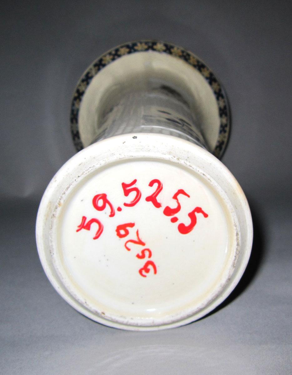 1959.0525.005 Porcelain garniture underside