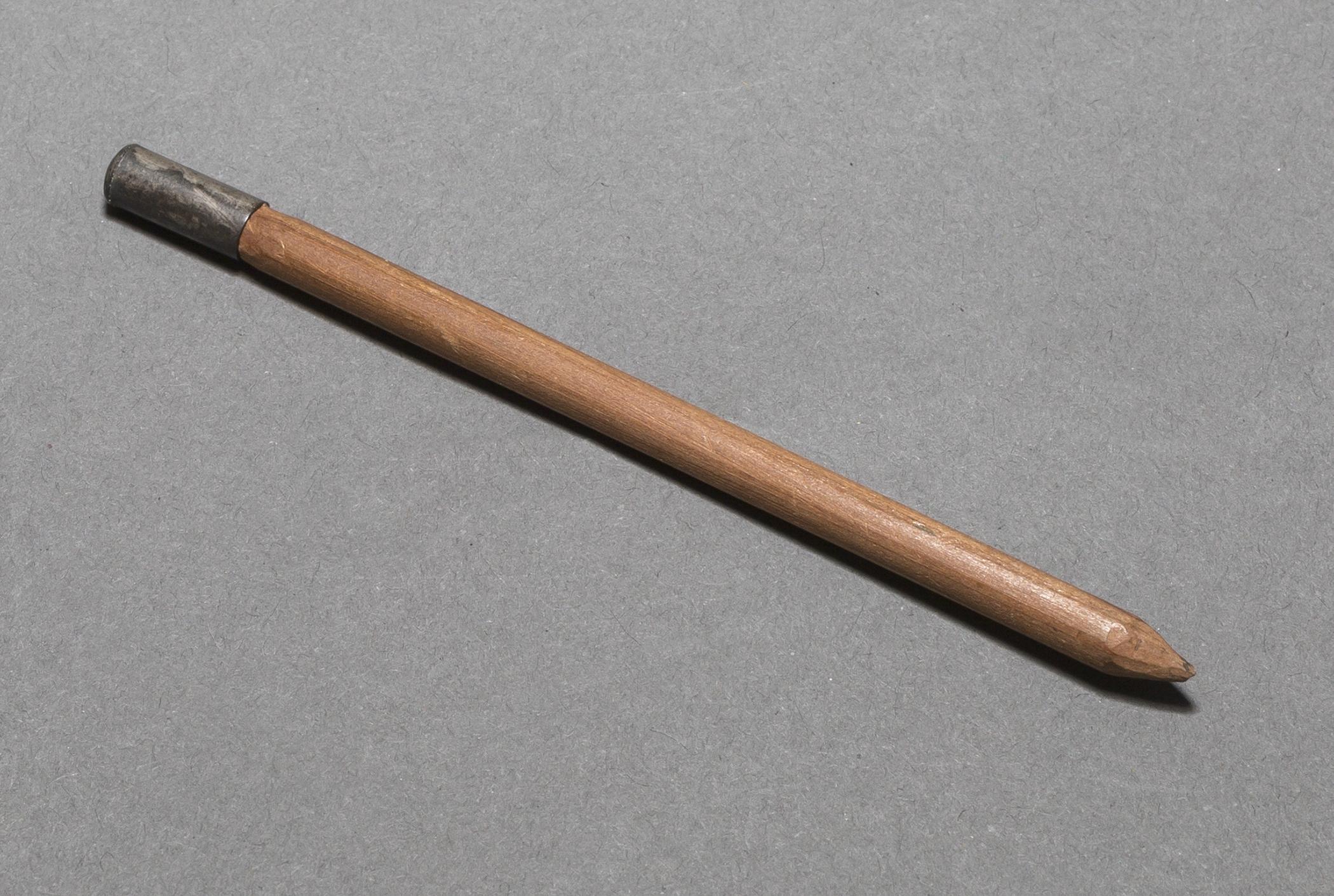 1968.0356 Q Tool (for needlework), view 1