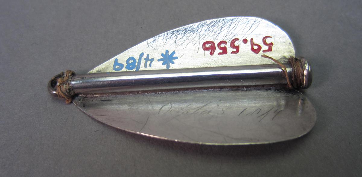 1959.0556 A Knitting sheath, Underside