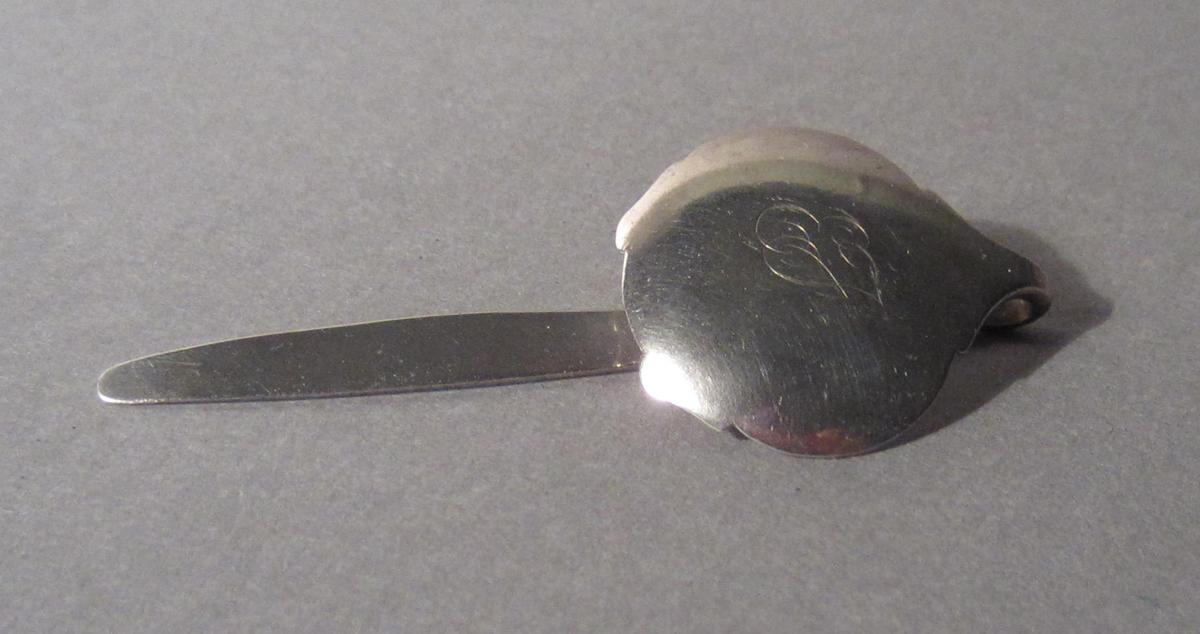1969.0557 Chatelaine, View 1