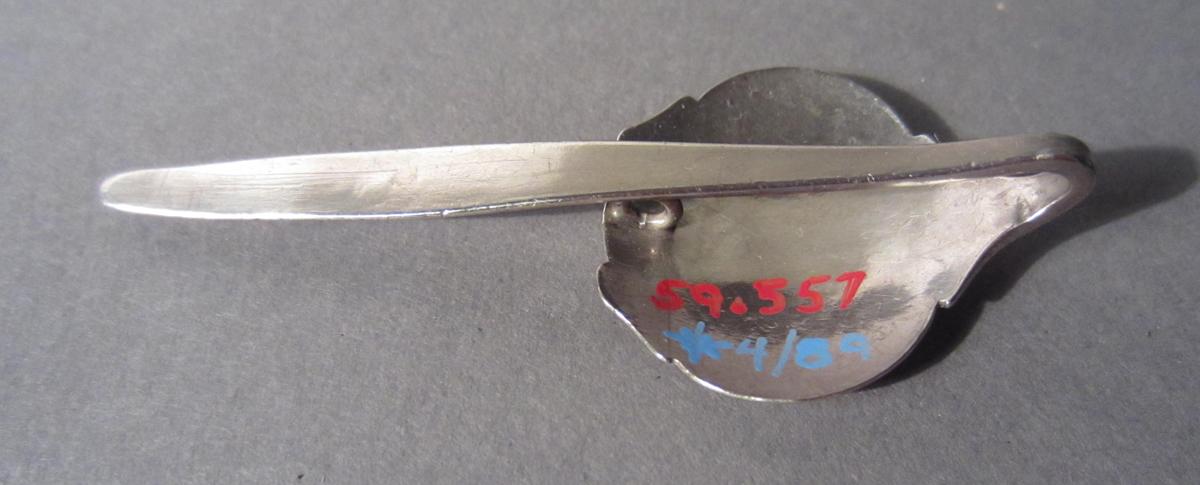 1959.0557 Chatelaine, Underside