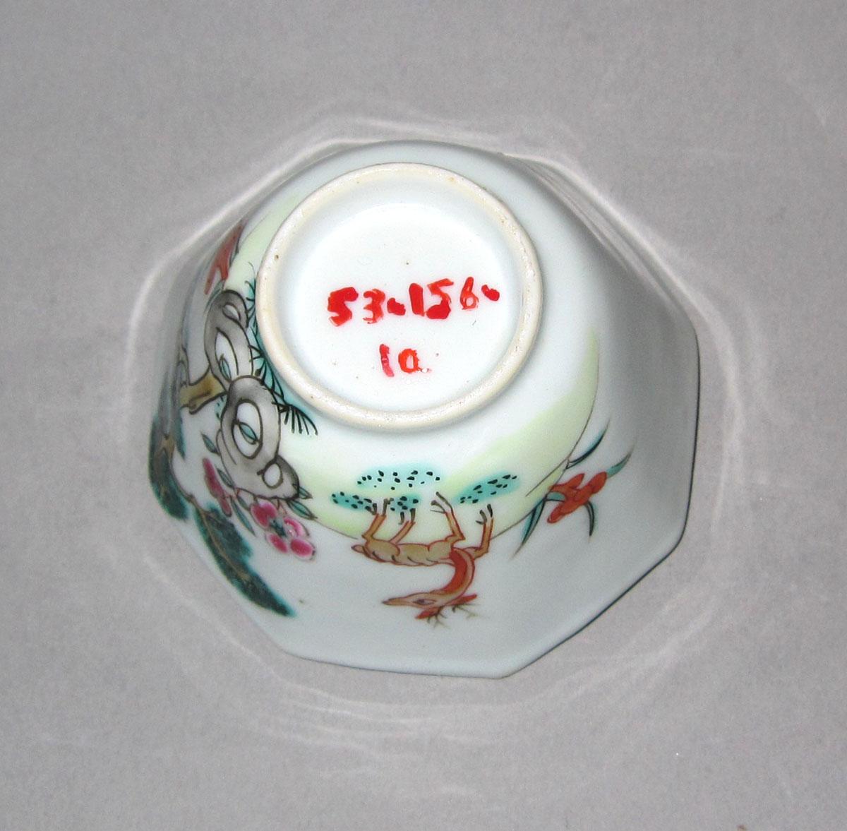 1953.0156.001 A Porcelain teacup underside