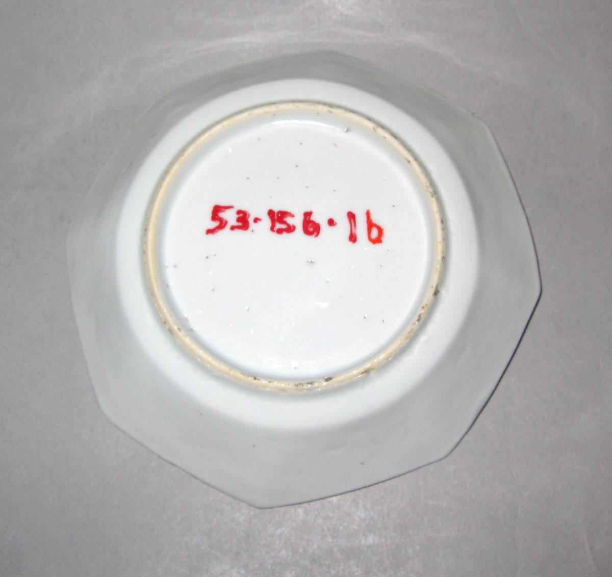 1953.0156.001 B Porcelain saucer underside