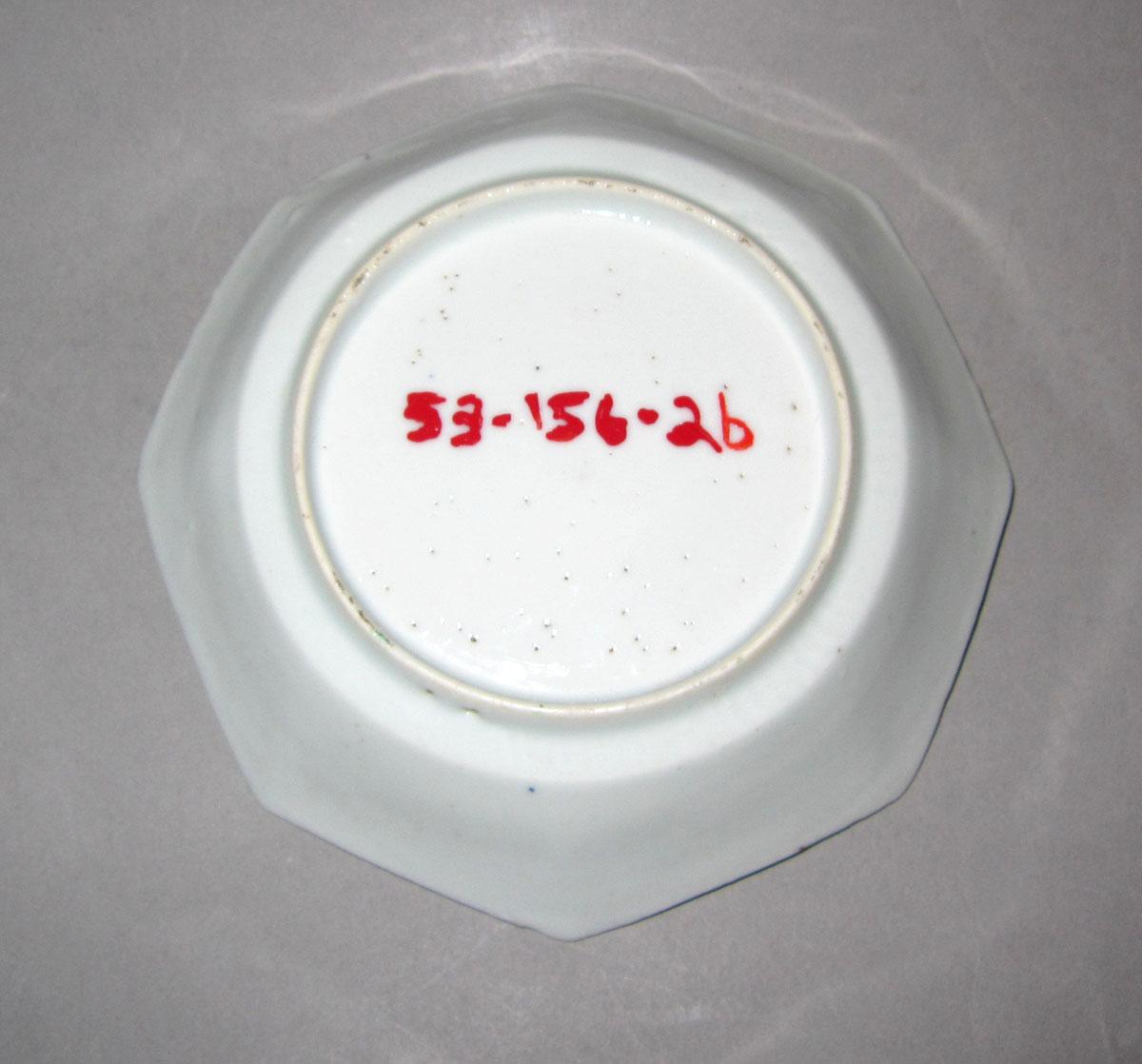 1953.0156.002 B Porcelain saucer underside