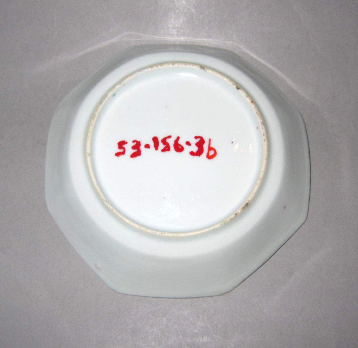 1953.0156.003 B Porcelain saucer underside