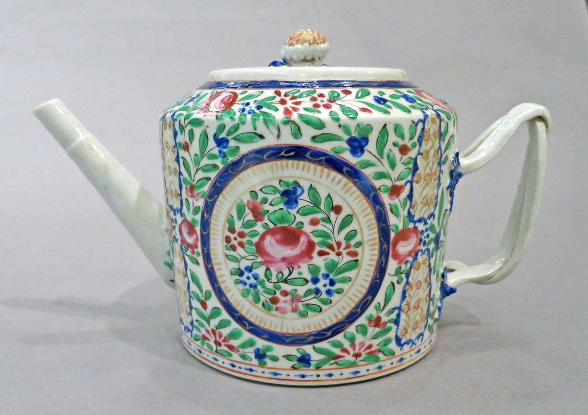 2014.0016.115 A, B Teapot and lid overall