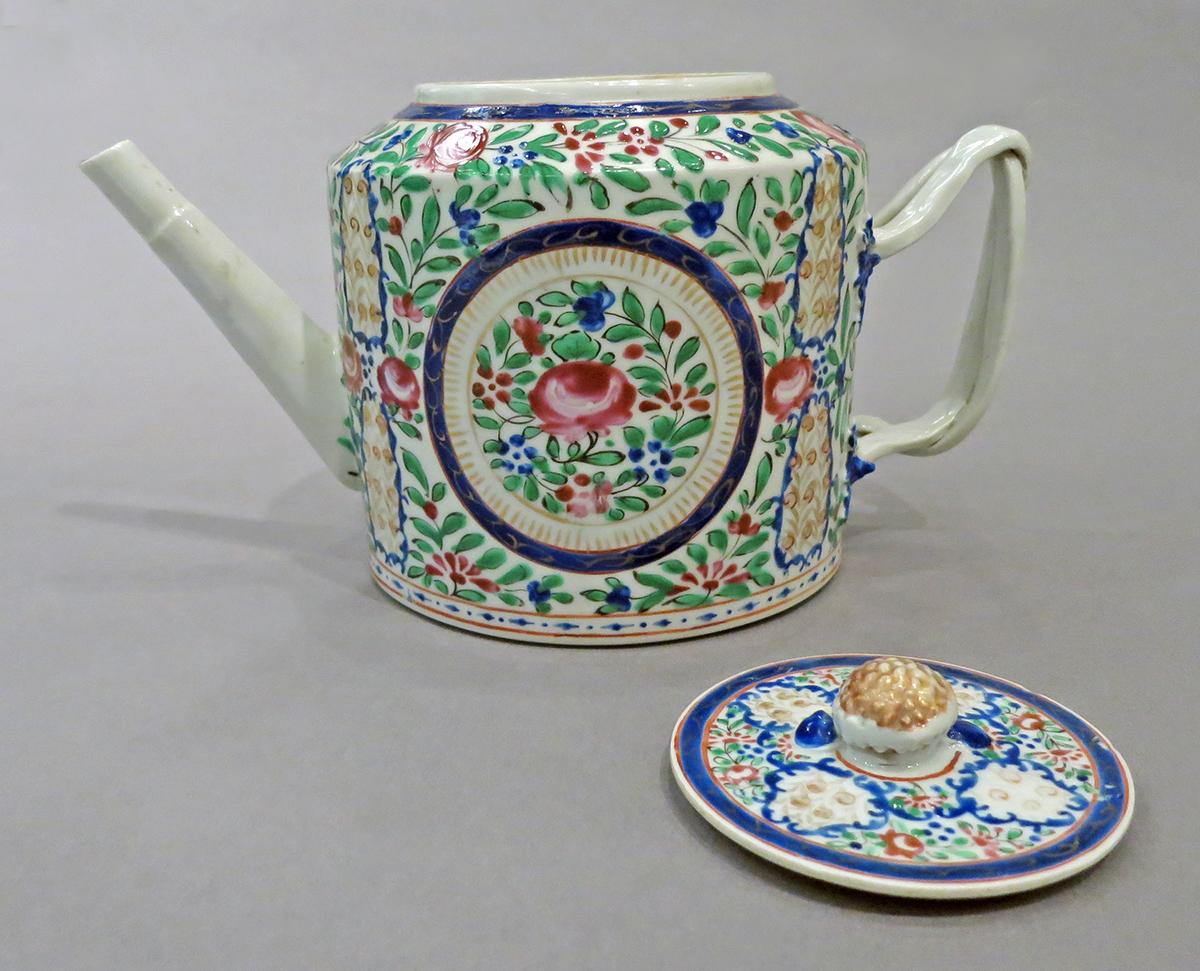 2014.0016.115 A, B Teapot and lid separate