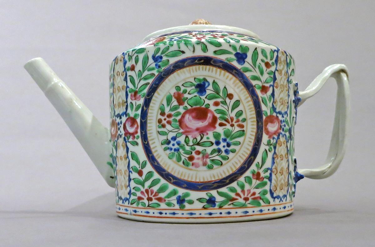 2014.0016.115 A, B Teapot and lid side 1