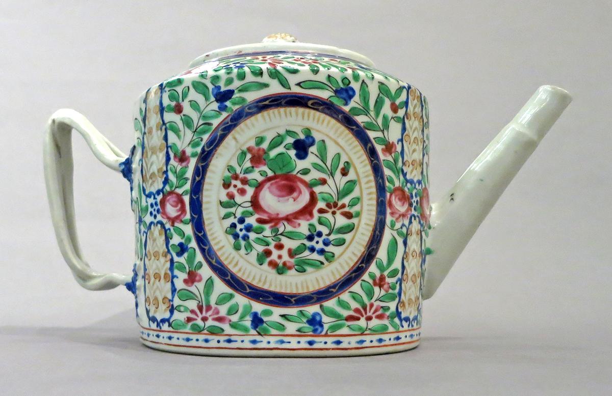 2014.0016.115 A, B Teapot and lid side 2
