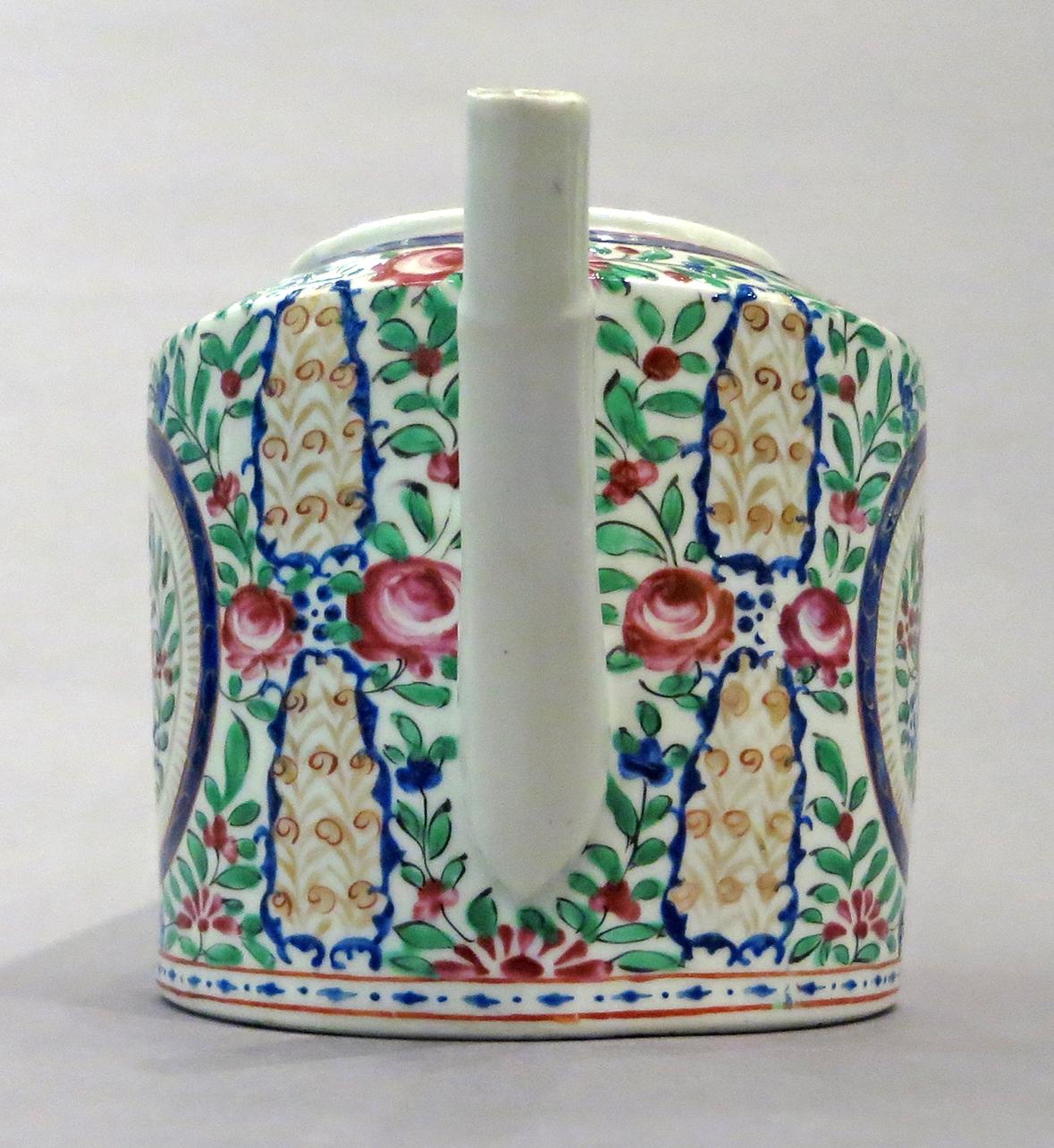 2014.0016.115 A, B Teapot and lid side 3