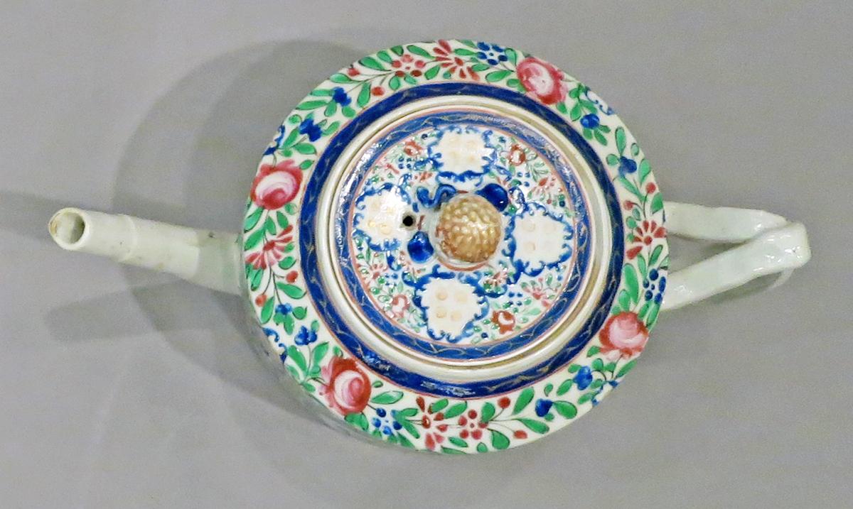 2014.0016.115 A, B Teapot and lid top